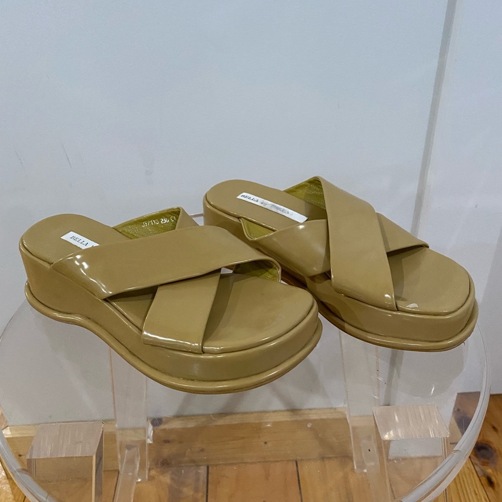 Shop Peche flat form, tan size 6